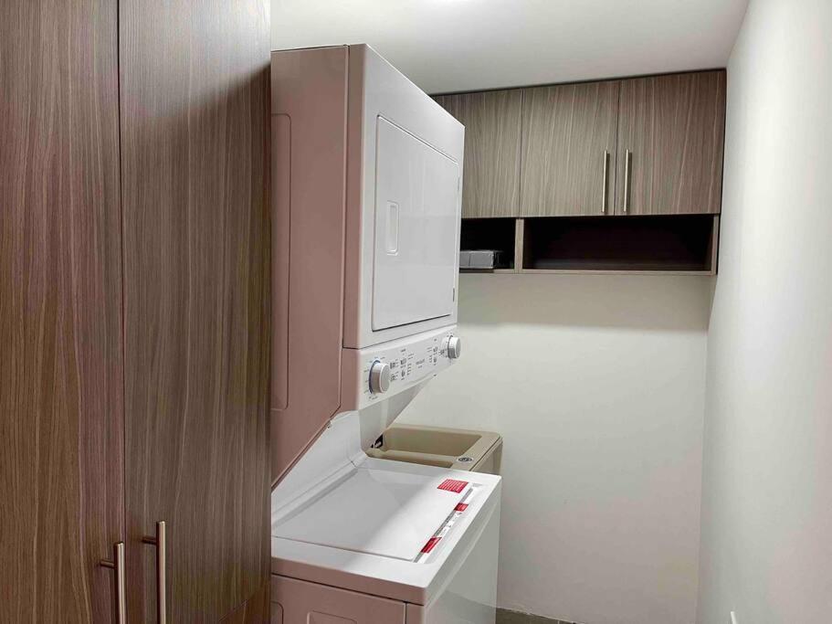 Lovely 2 Bedroom Rental Unit With Free Parking グアテマラシティ エクステリア 写真