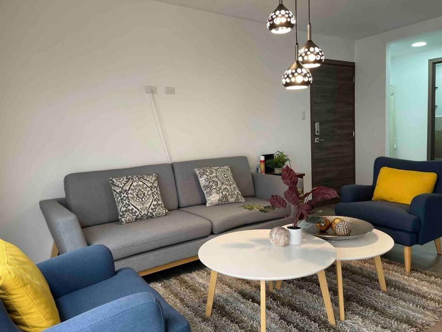 Lovely 2 Bedroom Rental Unit With Free Parking グアテマラシティ エクステリア 写真