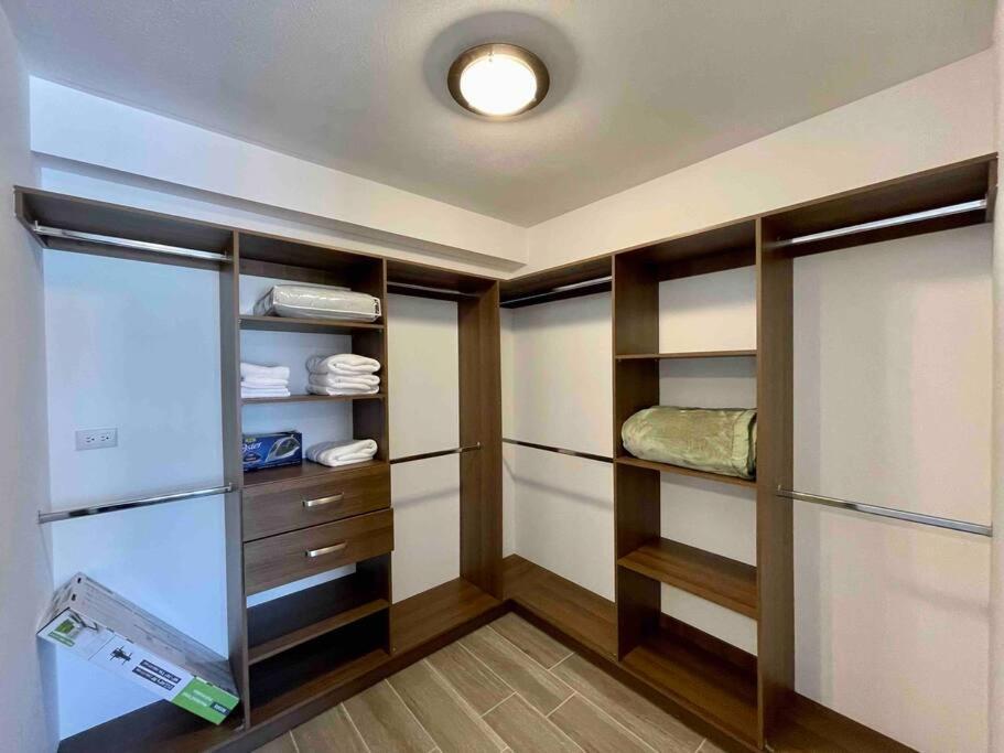 Lovely 2 Bedroom Rental Unit With Free Parking グアテマラシティ エクステリア 写真