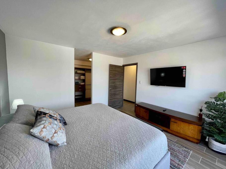 Lovely 2 Bedroom Rental Unit With Free Parking グアテマラシティ エクステリア 写真